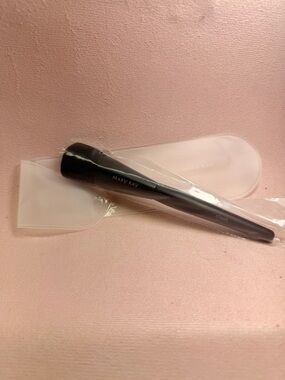 Mary Kay Black Cheek Makeup Brush with Protective Sleeve